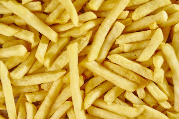 Batatas fritas espalhadas