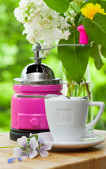 make coffee - Kaffee machen, Kaffeemühle, Kaffeetasse