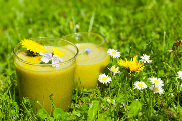 fresh smoothie - Smoothie im Gras mit Blüten © hetwig
