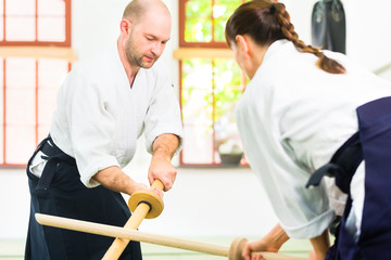Mann und Frau beim Aikido Schwertkampf