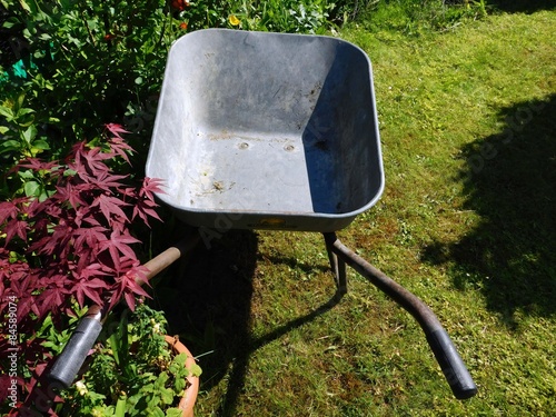 "Schubkarre im Garten" Stockfotos und lizenzfreie Bilder auf Fotolia