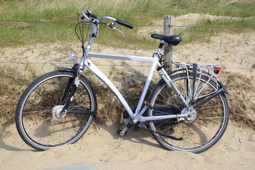 Fototapeta na wymiar Ein Fahrrad in den Dünen