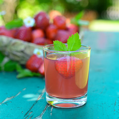 Saft aus frischen Erdbeeren