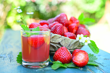 Erdbeersaft und frische Erdbeeren