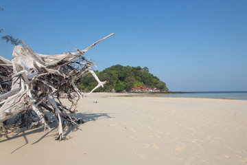 Fototapeta na wymiar Ko Bulon Le, Thailand, traumstrand, Strand einsame Insel, Wasser