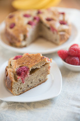 Bananenkuchen mit Himbeeren