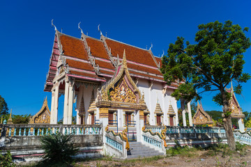 Naklejka premium Temple with tree and clear sky at Wat Khok Sawang
