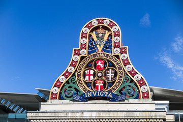 Obraz premium Victorian sign on Blackfriars Bridge, London, England against blue sky: inscription reads: Chatham and Dover Railway 1864 Invicta