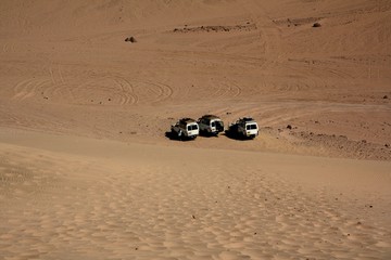Samochody na pustyni - obrazy, fototapety, plakaty