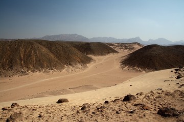 Pustynny krajobraz - droga na pustyni - obrazy, fototapety, plakaty