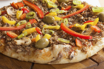 Al Tonno - Pizza with tuna, mushrooms and peppers.