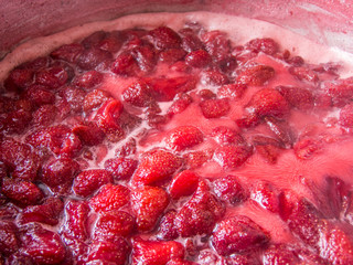 Obraz premium boiling strawberries for jam