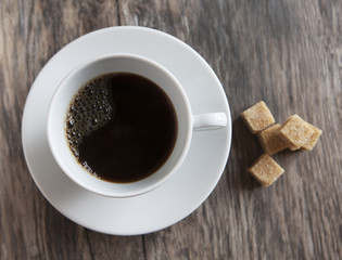 tasse à café et sucre brun de canne
