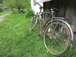 Fototapeta na wymiar Старый велосипед у деревенского дома