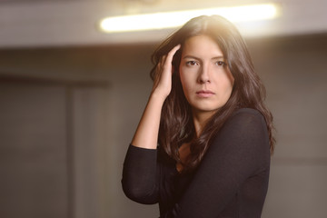 Attraktive brünette Frau blick in die Kamera