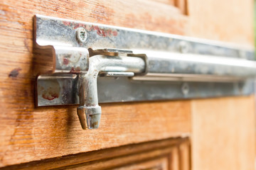 latch door