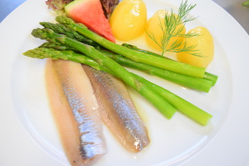 Matjes mit grünem Spargel