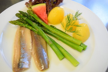 Matjes mit grünem Spargel