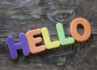 mot hello en lettres de couleurs © auryndrikson