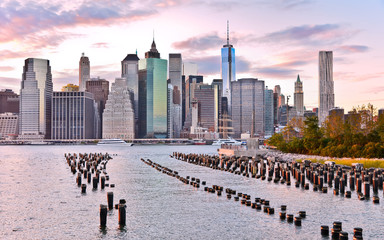Obraz premium View of Manhattan skyline at sunset.