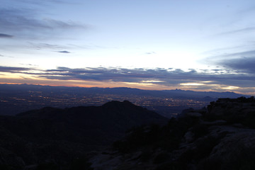 Obraz premium Sunset in the mountains with city lights