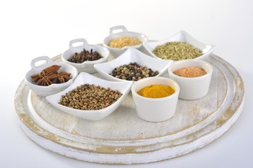 przyprawy w białych miseczkach