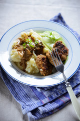 Stampfkartoffeln mit Sojafrikadelle und Gurkensalat, vegan