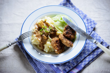 Stampfkartoffeln mit Sojafrikadelle und Gurkensalat, vegan
