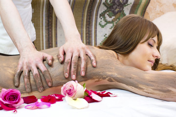 Obraz na płótnie Canvas Young girl doing a clay massage procedure