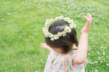 花の冠をかぶって遊ぶ女の子