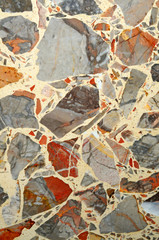 pavimento con frammenti di rocce colorate