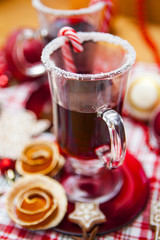 Mulled wine with spices and gingerbread cookies.