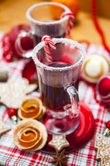 Mulled wine with spices and gingerbread cookies.