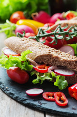 Sandwich with wholegrain bread and prosciutto