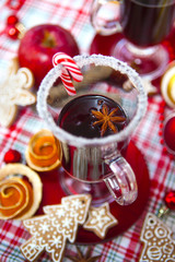 Mulled wine with spices and gingerbread cookies.