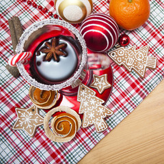 Mulled wine with spices and gingerbread cookies.