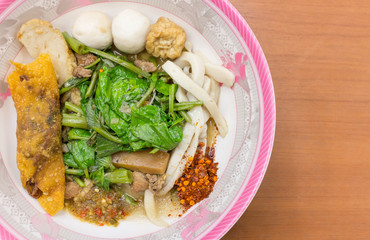 Spicy noodle yen ta four.