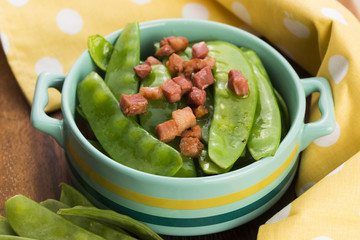 fresh green peas with bacon