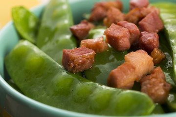 fresh green peas with bacon