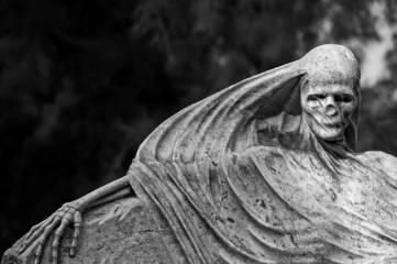 Schöne, gruselige Friedhofsskulptur, die den Tod darstellt. © thomaslusth