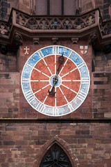 Fototapeta na wymiar Turmuhr, Freiburger Münster