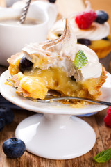 Homemade tartlets with lime curd and meringue 