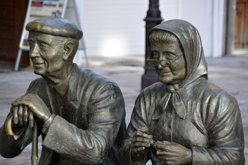 Fototapeta na wymiar estatua de una pareja de ancianos