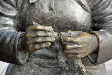 manos de una tejedora