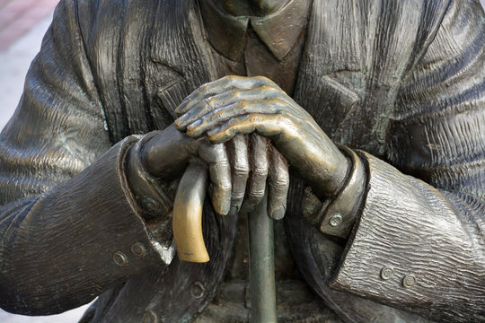 estatua de un anciano agarrando una cachaba