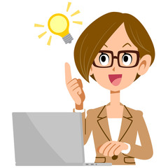 アイデアを閃いたメガネをかけたビジネスウーマンとノートパソコン