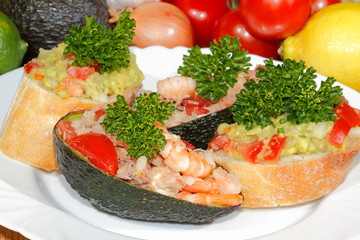 Avocado, Ciabatta, Guacamole, Garnelen, Thunfisch, Tomatensalat