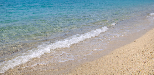 plage Corse vague dans mer turquoise