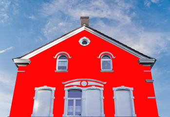 Altbau Fassade in neon orange in Deutschland