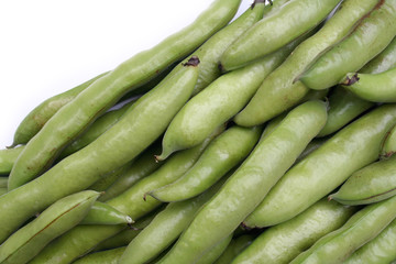 fave verdi su sfondo bianco